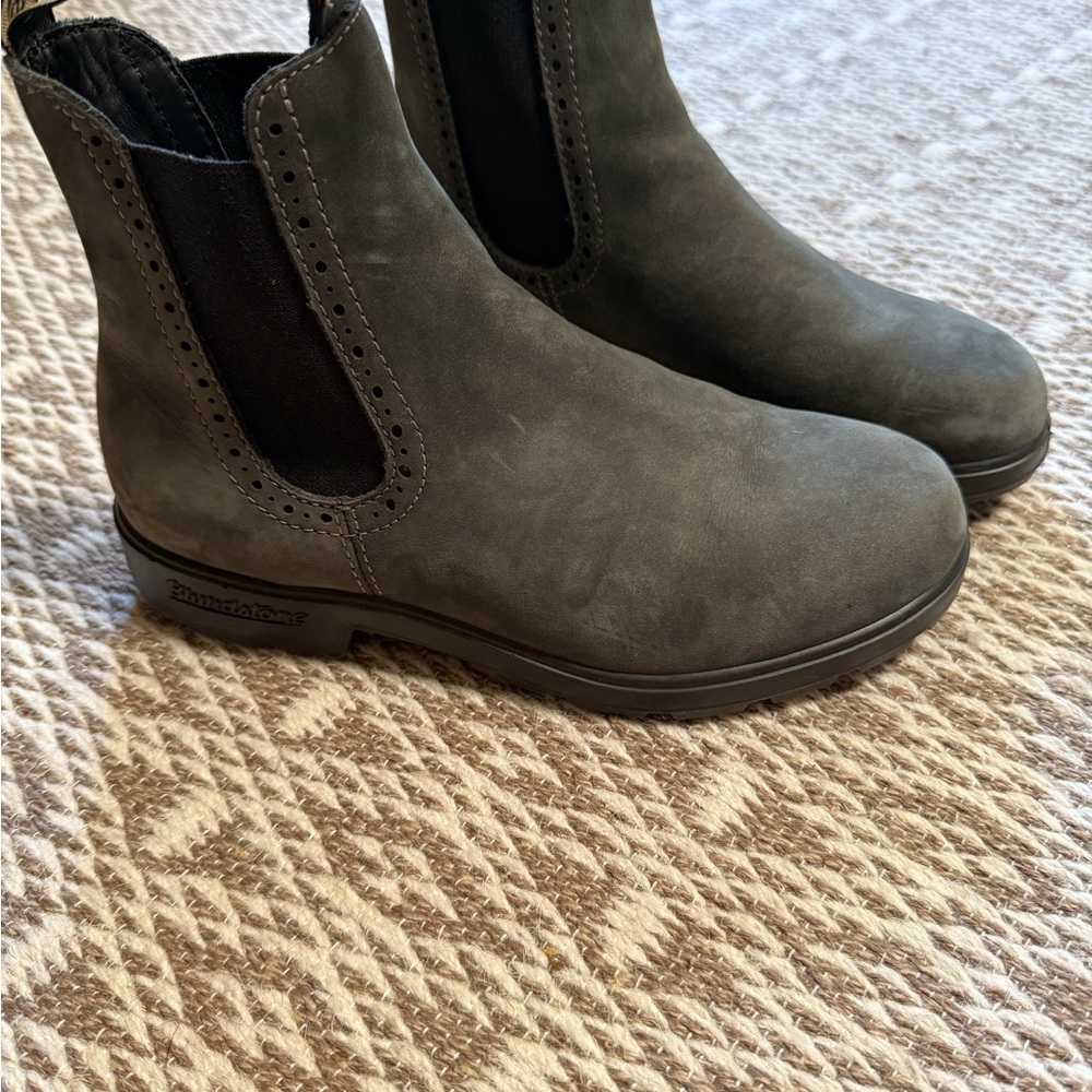 Blundstone black/Dark Gray high top women’s Chelsea Boots